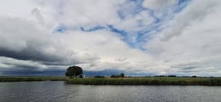 Zon, wolken en buitjes