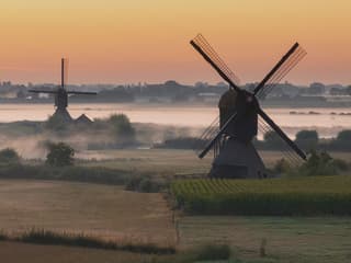 Landschap in Almkerk met mist en de twee molens