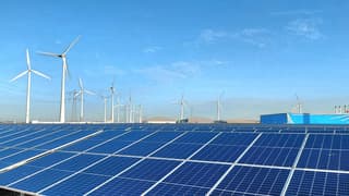 zonnepanelen en windmolens  goed weer er voor