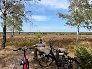 Fietsweer/bankje / heide.