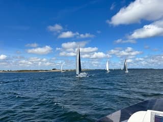 Zeilers genieten van de wind