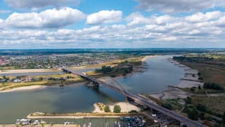 Laag water bij de Waalbrug