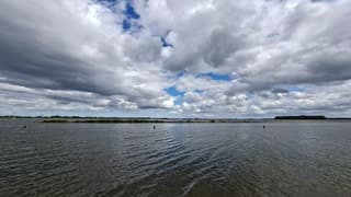 Mix van zon en wolken boven het Gooimeer
