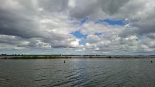 Mix van zon en wolken boven het Gooimeer
