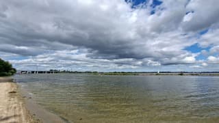 Mix van zon en wolken boven het Gooimeer