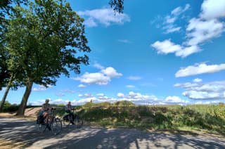 fietsers met wolkenlucht 