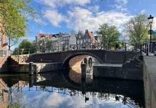 Windstil vanmorgen rond 9 uur met wat wolken 