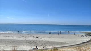 aan het strand pootje baden 