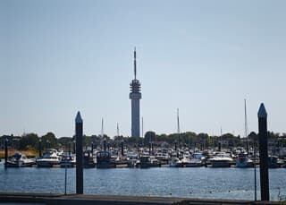Jachthaven, zicht op tv toren.