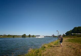 Cruise boot op de Maasplassen. Hemelse blauwe lucht.