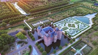 Kasteel Assumburg in de ochtend zon 