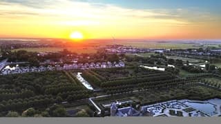 Zonopkomst boven kasteel Assumburg 