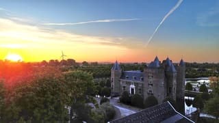 Zonopkomst boven kasteel Assumburg in Heemskerk 