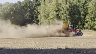 Volop stof tijdens het uien rooien 