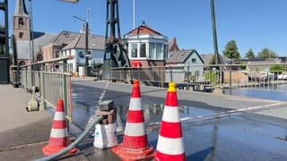 Beweegbare deel van de brug nathouden. 