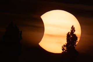 Zonsverduistering bij zonsondergang
