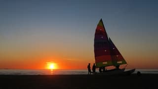 Catamaran bij zonsondergang