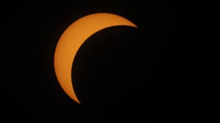 Maan maakt een maan van de zon