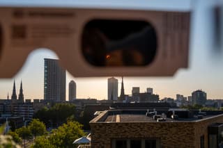 Eindhoven door een eclipsbril