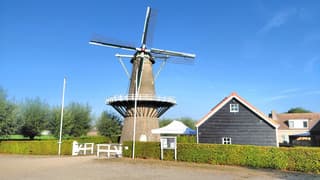 zonnig strak blauwe lucht molen 