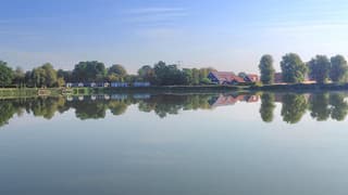 zonnig blauwe lucht stelleplas 