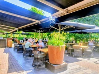 In de schaduw is het goed toeven op het terras
