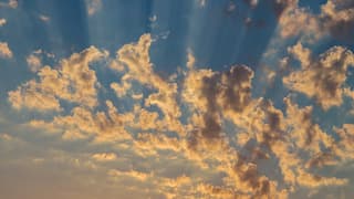 Onweersverklikkers in de stralen van de zonsondergang