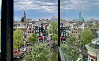 Vanachter de ramen ziet het er (dubbel) dreigend uit.