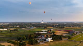 Ballonspektakel tijdens de Rijsbergse vliegerdagen. Bewolkt   en een waterig zonnetje zaterdagavond.