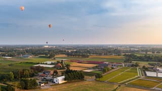Ballonspektakel tijdens de Rijsbergse vliegerdagen. Bewolkt en een waterig zonnetje zaterdagavond.