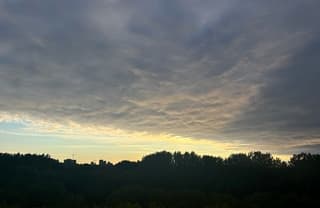 Een wolkendeken trekt voor de zon langs rond half 8 vanmorgen