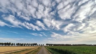 In de avond mooie wolkenluchten