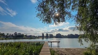 Windje, vriendelijke bewolking en zon bij de stelleplas