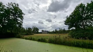Donkere stapelwolken boven dit landgoed in Denekamp