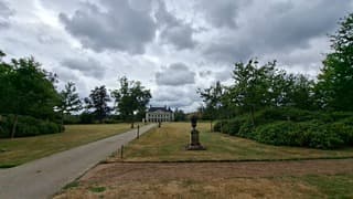 Donkere stapelwolken maar geen regen momenteel boven dit landgoed in Denekamp