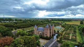 Wolken boven kasteel Assumburg in Heemskerk 