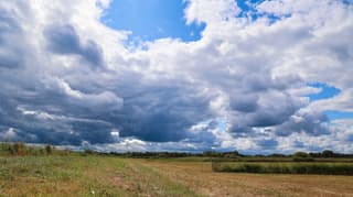 Zwaarbewolkt en droog 