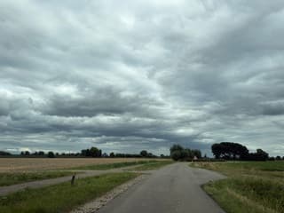 Dreigende wolkenlucht boven Nederlands landschap 