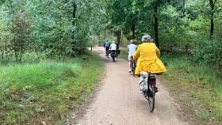 Na een malse bui weer op de fiets