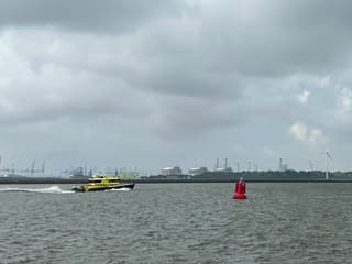 Grijs wind golfslag boot nieuwe waterweg
