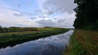 Avond weerspiegeling wolken in sloot