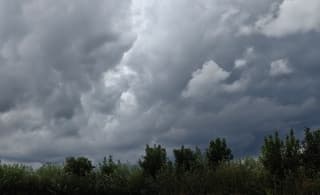 Donkere mooie wolkenluchten 