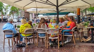Droog onder de parasol op terras