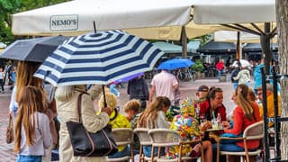Regen, onder de paraplu en parasol bij het terras