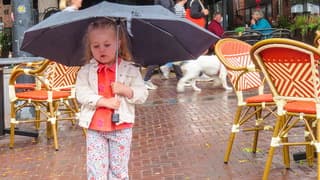 Regen, onder moeders paraplu