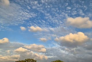 Fraai gekleurde wolkenlucht. 