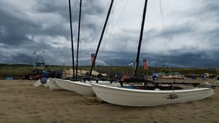 Onstuimige wolken boven strand en duinen