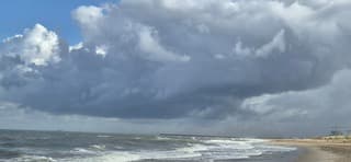 Donkere wolken trekken land inwaarts boven Scheveningen 