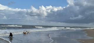 Donkere wolken trekken land inwaarts boven Scheveningen 