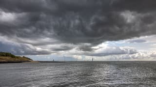 Dreigende wolkenlucht boven Havenstrand Vlieland